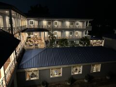 暗闇のジャングルの中　スコールのせいで昼間よりぬかるんで滑りやすい道を
懐中電灯で照らしながらみんなから逸れてはならじと早足で歩きながら
ガイドさんに
私「夕日鑑賞のガイドはされた事はありますか？」と聞くと
「いえ　今回が初めてです」
私「・・・・・」
ガイドさんが「朝日鑑賞のガイドは真っ暗なジャングルを歩くので特別なライセンスが必要なんですよ　私はそのライセンス持っていません」
私「・・・・・」
日の出前の真っ暗なジャングルと日没後の真っ暗なジャングルと何が違うの！？
急に恐怖倍増で
ジャングルで耳に入る全ての音がジャガーの唸り声に聞こえ始めました

どのくらい歩いた事でしょう
やっとのことでティカル遺跡の出口(入口）に
そこで心配そうに身を乗り出して待っていてくれた運転手さんを見つけた時
私には彼が救世主に見えました

１時間半かけてホテルへ
その道中　
運転手さんが「ジャガーが飛び出してくることがあるから注意していてね」
って
もう車内だから怖くないし

夕食は不味い魚料理だったのでパスして
早くシャワー浴びて休みたいとお部屋へ

病み上がりで
無理をせず　この中米の旅行を無事終えることだけを目標としていたのに
なんでまた真っ暗なジャングルを歩き回るかなぁ
旅先で謎のエネルギー（トラベラーズハイ？）が出て猛進してしまったことを反省しながら休みました

明日の出発も早いのです

