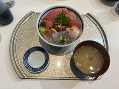 私はまぐろ中とろ海鮮丼(2400円)をいただきました。
マグロがとろける～元々そんなに海鮮が好きなわけではないけれど、どれも新鮮で美味しくいただきました。
