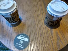 帯屋町のスタバで一服。2025年2月に国内2,000店舗達成したスタバだが、この店舗のようにソファや落ち着いた照明など長居したくなるようなインテリアや座席でない店舗の割合が増え、コンビニやマック程では無いものの格安なコーヒーチェーンへと印象が変わった。