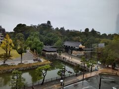 そして初日に寄れなかった高知城のビュースポットでもある高知県立高知城歴史博物館へ。展示室がある3階には高知城展望ロビーがあり、雨に濡れてしっとりした城址もなかなか良く。