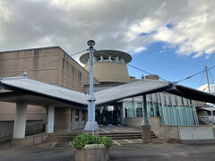 高岡市藤子 F 不二雄ふるさとギャラリーは、高岡市立美術館の2階にあります。

1951年4月開催の、高岡産業博覧会の美術館パビリオンとして建設され、博覧会終了後に公立美術館として開館しました。
建物は、大阪松竹座や東京劇場等の劇場建築で有名な、木村得三郎氏の設計で、第二次世界大戦後の北陸では初、全国でも高松市立美術館に次いで設立された公立美術館で、現在もも高岡市立博物館本館として残っています。

現在の美術館は、1994年に建設、移転したもので、内井昭蔵氏の設計です。