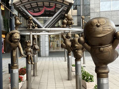 ドラえもんの散歩道、と名付けられた広場に、ドラえもんに登場する12体のキャラクター像が設置されています。
