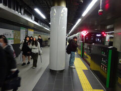 大阪市の中心部を東西に串刺しにするように走り、谷町四丁目駅で下車。
この駅も谷町線ホームへの連絡通路が一番後ろにあり、最後尾車両は乗り降りが多かった。