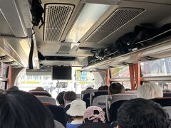 　2025年3月13日(木)曇り　旅行1日目
　恒例の福岡旅初日。娘のマイルで取ってもらったので、午後便で夕方着と、遅い出発となりました。普段この時間には空港に着いているか、機内かなので、いつもと勝手が違います。
　リムジンバスは補助席まで使って満員御礼。大学はもう春休み？若い方が多いです。
　隣のマダムはずっとタブレットで麻雀中。足を組んだ靴の踵が、ずっと私のズボンに触れているし、肘が常に私のお腹に触れ、操作するたびにつついてくるし、あれ？とか。うーんとかの呟き声が漏れて来るし、90分の我慢とは思うのですが。

