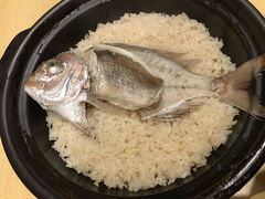 そして、お目当ての鯛めし！

その前に色々頼み過ぎたので、
もうお腹いっぱい！
２人で１万円強。
食べ過ぎた。

あ、でも、
鯛めしは、食べきれなかったら、
おにぎりにもしてくれるそうだ。