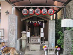 京極稲荷神社同様、後地商店連合会沿いに建つスーパー・ライフの入口に置かれています。1667年造立の地蔵尊で、安産、厄除け、子育てにご利益があるとのことです。
九品仏の浄真寺の僧侶が仏道修行のため、毎日浄真寺から増上寺に向かった際に、地蔵堂あたりで朝日が昇ったことから名がついたそうです。
お参りに訪れている方もいらっしゃいました。