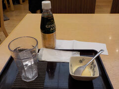 第一ターミナルに戻ってきて、プライオリティパスで入れるお風呂へ。
もうお腹が一杯なので、ドリンクとアイスだけ頼みました。
値段は変わらないので、お店側はお得でしょう