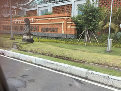 １６時前、空港までAYANAの送迎車で送って頂きました。

今回、AYANAで往復送迎をお願いしてあったので（料金高いですが）、航空機の到着が遅れても、運転手さん、到着時間に合わせて迎えにきて下さいました。

帰りも、コーヒーや石鹸を購入するなら寄ってあげる…と言っていたけれど、帰りの飛行機も何だか心配だったのでお断りし、早めに空港到着したら、案の定、帰りのスクート便ディレイで、振替手続になってしまいました。

この後は、バリ旅行記①の後半に続いています。
https://4travel.jp/travelogue/11964765

最後までお読み頂き、有難うございます。