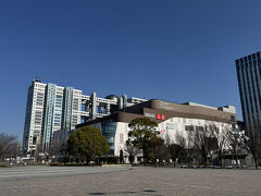 セントラル広場の前には、ダイバシティ東京