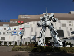 巨大なガンダムの像
建物の７階と同じくらいの大きさ