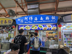 天天海南鶏飯の2、3店舗横にある阿仔海南鶏飯でチキンライスを購入。
6年前にこの2店舗を食べ比べして、阿仔海南鶏飯の方が好みだったので今回はこちらを購入。