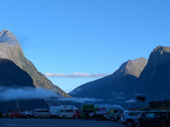8時45分ごろMilford Sound Public Carparkに到着
天気よく絶景です
ここに来るまで速度の出ないキャンピングカーに道をブロックされ、到着が遅くなってしまいました