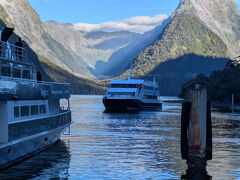 乗船予定の船が接岸します