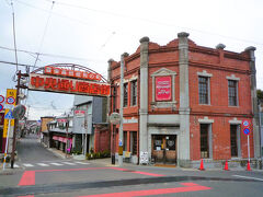 桂川に架かる桂橋の袂です、

商店街ゲートと共に角に建つ「アルフォンソ 昭和の町店」は行旧共立高田銀として大正１０年築の赤煉瓦造りの洒落たパン工房です。

＊詳細はクチコミでお願いします