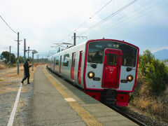 ２番線ホームから日豊本線上り普通 ８：５９発中津行に乗車します、

ＪＲ九州を代表する交流近郊形電車８１５形は何と言ってもデザイン性が高く乗り心地も良いお馴染みの車両です。
