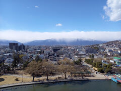 城内の窓から見えたお堀や公園や街や山の風景