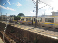 松岸駅11時50分着
反対側には総武本線経普通電車の千葉ゆきが行き違い待ち