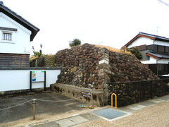 ご城下を守る土塁跡は「自性寺 お囲い山跡」です、

城郭 広津口と呼ばれる土塁跡ですがが、総構えの土塁が残る城下町は九州では唯一だそうで貴重な遺構です。
