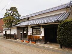 風情ある町屋は「村上医家資料館」です、

村上医家は江戸時代寛永１７年に初代の宗伯が諸町に医院を開き、以来中津藩・奥平家の御典医を務めた家であ、多くの医学関係資料や所蔵品が展示されてます。