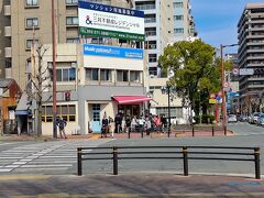 かなり歩いてお腹も空いてきたのでお目当ての飲食店へ向かいます。
大濠公園すぐ近くの「らるきい」というお店です。

超人気店で平日の11:30で行列ができていました。
まぁ、行列は覚悟していたのですが40分ぐらいリアルで並びました。