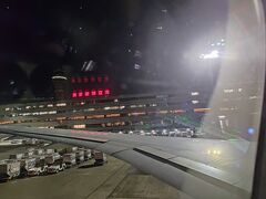 通常1時間40分ほどで着く予定が羽田空港の混雑で着陸許可が降りず、南北に蛇行飛行を続けながら時間稼ぎしていました。
結局、予定時刻より30分遅れで着陸しました。
羽田空港だから仕方ないかw

これにて初めての福岡旅行は終わりました。
博多の美味しいものが食べれて大満足！