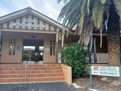 QLD州のローマ駅、イタリア首都のローマではありません。この駅も週2往復しか使われませんが、綺麗に整備されています。全ての道はローマへ通じるのでしょうか？ローマ駅で大半の乗客が下り乗ってきたのは1組で、5人の乗客で更に西へと出発します。