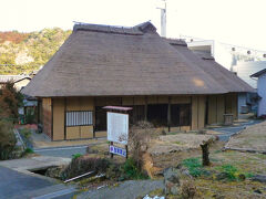 裏側に佇む旧家は「神尾家住宅」です、

江戸時代・明和８年築の九州最古の民家で、曲がり寄棟造り茅葺屋根が特徴の国指定重要文化財とありました。