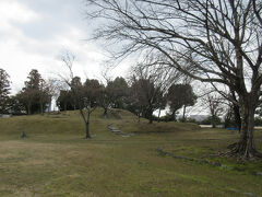 鳥羽離宮跡公園・鳥羽離宮南殿の庭園の築山として造られた「秋の山」が見えました。平安時代の昔、鳥羽離宮と呼ばれる御殿の在ったところです。
