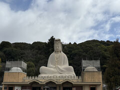 とても大きな観音像です。
１９５５年の建立。石川博資氏により、平和日本の建設、殉国の英霊、大戦の犠牲者の冥福を記念して建立されています。（パンフレットより）
