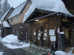 続いて外湯めぐり。まずは宿に近い真湯へ。先客は外人さん