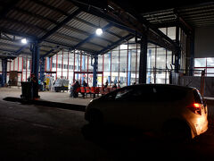 　空港までは1時間弱、市街地を抜けたらひたすら真っ暗なジャングルの密林の一本道を通ってようやく空港に到着。