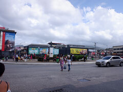 　トリニダードトバゴは移民がメインのカリブの国で、アフリカ系黒人が最も多くて、次にインド系が多いそうです。ちなみにそのおじさんは、恐らくインド系。話を聞いてみると、43歳の息子がいて、今は韓国に住んでいるとの事。私の推測でもあるのですが、私がその離れて暮らす息子と同じくらいの年齢に見えて、気にかけてくれるのかなーと。何となくそれくらいの年齢に見られていると思うのですが、私はその息子さんよりは少しだけ年上です。冷静に考えると、この親子って年齢近いですね、結婚したのが早かったのでしょうか。