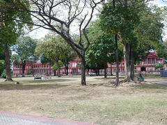 　ウッドフォード広場と、ザ　レッドハウス。