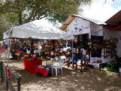 　クイーンズパーク　サバンナ、お土産屋が建ち並んでいます。