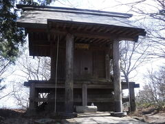 山頂を目指し最初に新宮の社