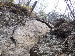 鎖場コースで山頂を目指します