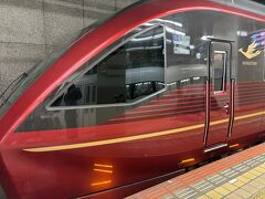 近鉄名古屋駅から特急ひのとりで難波駅に向かいます。