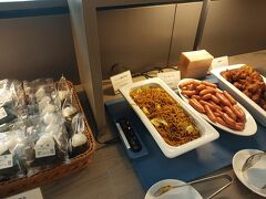 羽田空港国際線ターミナルのプライオリティパスのラウンジは成田よりもかなりマシなんだけど、おにぎりも唐揚げもしょっぱいのが難点だ。でもまい泉のカツサンドはありがたい。