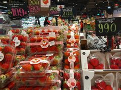 990バーツ(約4,500円)のイチゴ。