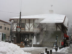 温泉街迄の中心にある「宇奈月温泉駅」は富山地方鉄道の終点
つまり此処までは通常の鉄道で来れる訳です
この先に行く場合は少し先にある「宇奈月駅」から黒部峡谷鉄道を利用する訳です

※温泉街より（宇奈月ダムより）上流部へは基本的に一般道はありません