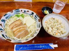 島ごはん【４】は三枚肉そばとジューシー。

こちらのジューシーはピパーツが入っていて美味しい。