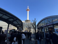 １＜京都駅＞
　9時過ぎに京都駅に到着。バス停は長蛇の列。外国人多し！！