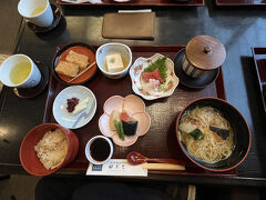 ２７＜田ごと＞
　折角京都に来たので、なるべく京都らしい食事をということで「田ごと」へ。3000円ほどのランチをいただきました。