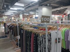 朝からラマ4のBigCへ。1階で安い服を売ってます。