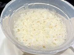 
夕食は、いつもの通りホテルで自炊しました。
きょうは電子レンジで炊いたご飯です。100円ショップのプラスチック容器で、なかなか上手に炊飯できます。

朝食用におにぎりも作りました。
明日は早朝に出発して日帰り旅行をします。ホテルの朝食は食べられそうにありません。

行き先は、ノルマンディ地方のルーアン。モネが何度も描いた、あの大聖堂を見たいのです。
ジャンヌ・ダルク教会や美しい街並みも楽しみ。見どころの多い街なのです。

今夜は早く寝て、早起きに備えようと思います。明日のルーアンはとりわけ寒そうです。


