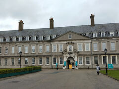 とにかく今回の海外観光施設で入場料が必要なところは、日本人の感覚からはバカ高い料金ですので、まず入場料がかからない施設を選びます。まず最初は、市街地より一番離れたバス停近くの昔刑務所だった館に行きました。ここは今は現代美術館です。