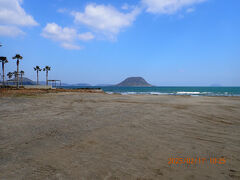 「東の浜 海水浴場」辺りです。季節的に誰も居ません。中央に見えるのは「高島」だと思います。