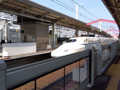 岡山駅の上りホームから、東京行の「のぞみ」が出発。
下りホームにはないが、上りホームには、ぶっかけうどん「ふるいち」の店があります。
うどんでも食べたいが、それどころではないので、今回は広島に着くまで昼飯抜き。
