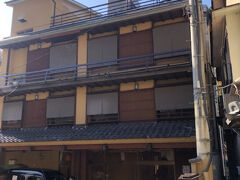 今宵の宿「豊島屋」へ。ここでスッタモンダがありました。それは部屋で呑むドリンクを持ち込もうとしたらNGだと。食事時に呑むのではなく部屋で呑むと言っているのに「持ち込み料金3000円をいただきます」と。馬鹿らしくなって持ち込みませんでしたが、今の時代に部屋で自分の好きな物を呑むことも出来ないなんて。しかも理由を聞いたら「うちは料理旅館ですので」とのことですが、販売しているものはありきたりな日本酒と缶酎ハイとか。まったく理解出来ませんでした