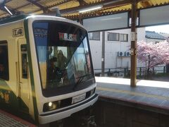 写真だと分かりづらいけど、今やインバウンドにも大人気の江ノ電なので、常に満員電車です。